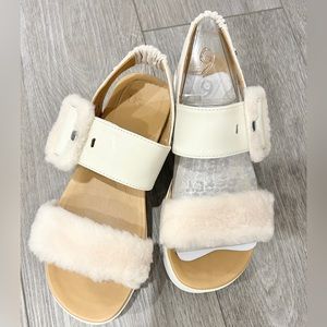 BRAND NEW UGG Le Fluff platform Sandal